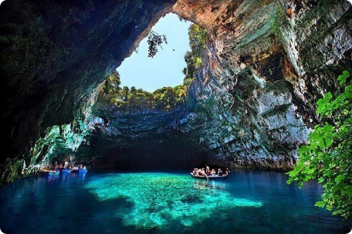 Греция: Озеро в пещере Мелиссани, остров Кефалония